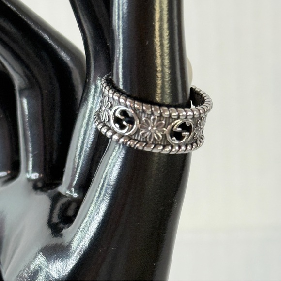 🆕 Silver-Tone Floral Medallion Band RingWide Rope Edge Design7Luxe